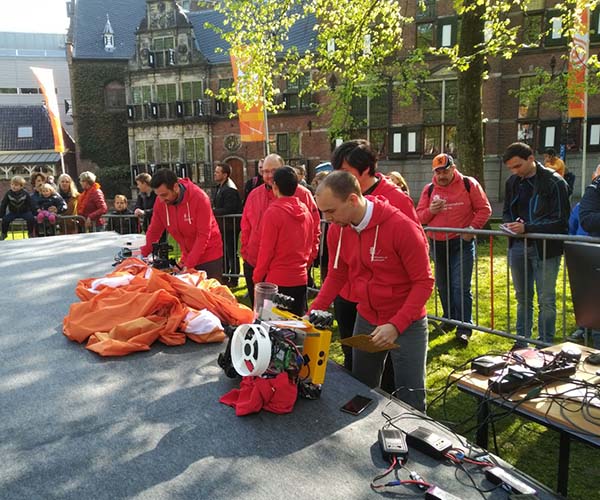 Professor doctor Ming Cao's team prepares the robotsProfessor Ming Cao's team zetten de robots klaar