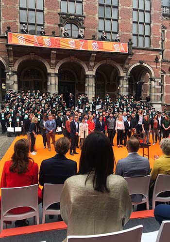 Nobelprijs winnaar Ben Feringa en zijn team geven een kort collegeNobel Prize winner Ben Feringa and his team give a short lecture