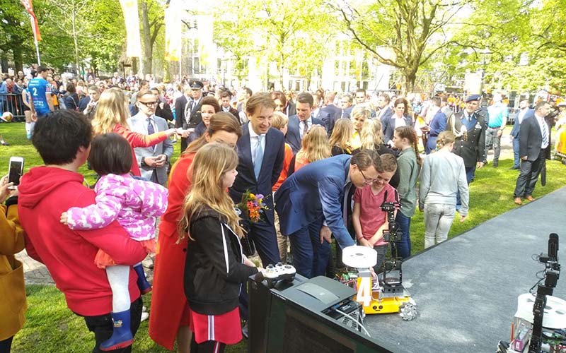 Koninklijke familie bekijkt de robotsRoyal family inspects robots