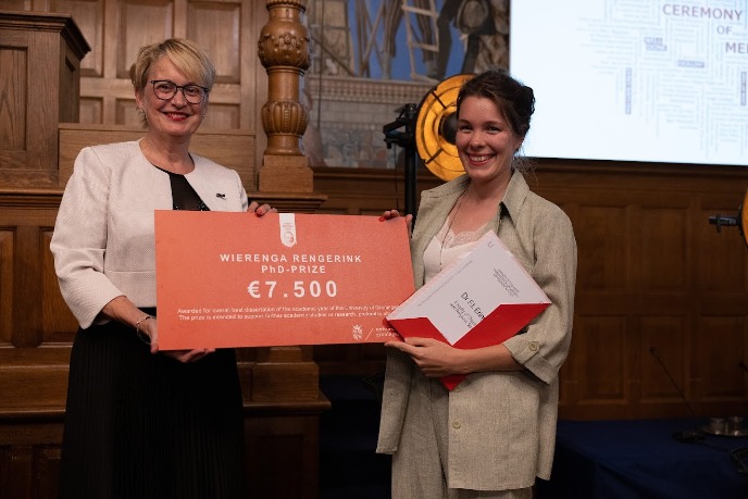 Rector Magnificus Cisca Wijmenga with the winner of the Wierenga Rengerink PhD Prize, Fardo Eringa