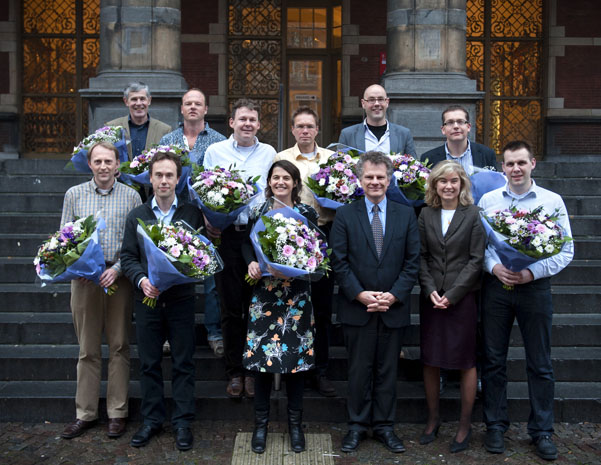 Achter vlnr: prof.dr. Thijs van der Hulst, prof.dr. Jan-Jacob Schuringa, prof.dr. Caspar van der Wal, prof.dr. Niels Taatgen, prof.dr. Antoine van Ooijen, dr. Gerard Roelfes. Voor vlnr: dr. Sijbren Otto, prof.dr. Dirk Jan Slotboom, dr. Ellen Nollen, drs. Bert Verveld (algemeen directeur bureau RUG), drs. Neeltje Miedema (Transfer&Liason Groep RUG) , dr. Wesley Browne. Afw. prof.dr. Peter Lansdorp/foto: Kees van der Veen.