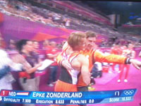 Zonderland en zijn trainer vallen elkaar in de armen als ze de score zien