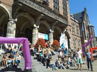 Op de trap van het Academiegebouw was het al vroeg een gezellige drukte in de zon