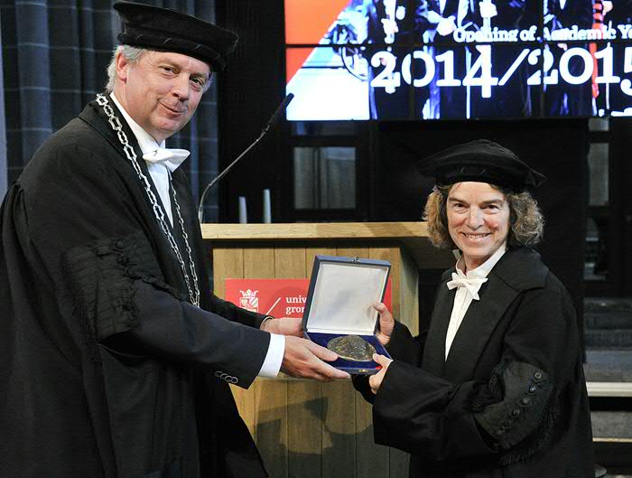 Rector magnificus Elmer Sterken reikt de Guyot prijs uit aan prof. Karen Steel. Foto: Elmer Spaargaren