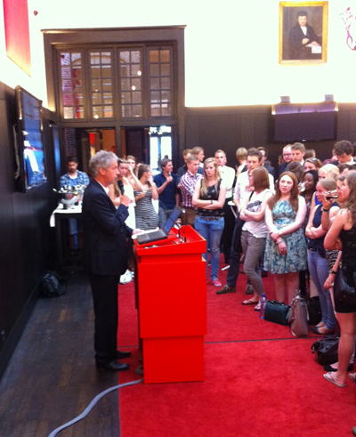 Rector Magnificus Elmer Sterken announces the results.