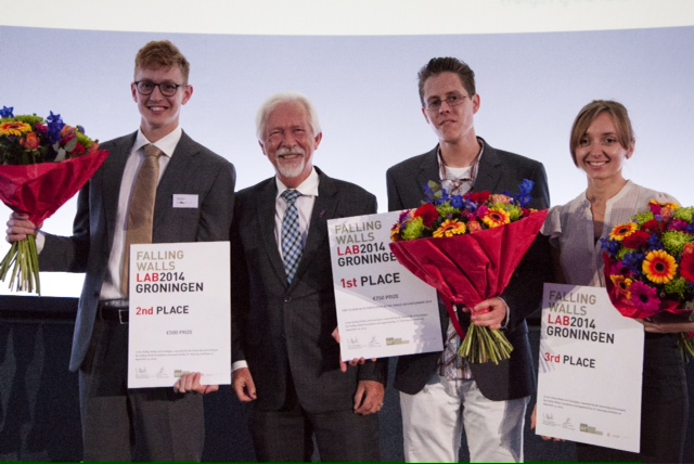 Vlnr: Ryan Bogaars (masterstudent Process and Energy Technology, Universiteit Delft), CvB-voorzitter Sibrand Poppema (Rijksuniversiteit Groningen), winnaar Andries de Vries (student Energy and Environmental Sciences, Rijksuniversiteit Groningen), Viktoriia Starokozhko (PhD student Bioartificial Liver, Universiteit Groningen).