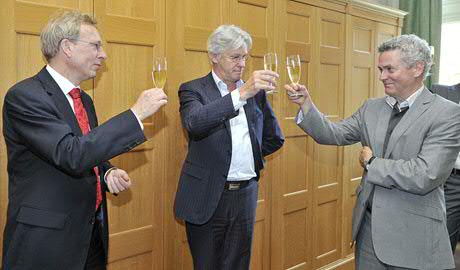 Jan de Jeu (RUG), Ton Jochems (SSH) en Henk Pijlman (Hanzehogeschool) toosten op de nieuwe samenwerking. Foto's: Elmer Spaargaren.