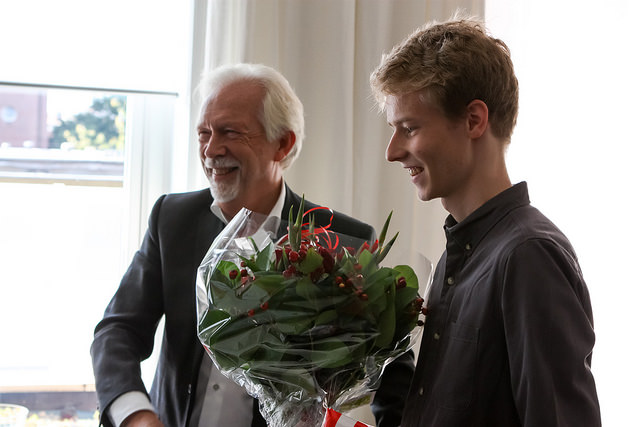 David Davies wordt gefeliciteerd door collegevoorzitter prof.dr. Sibrand Poppema