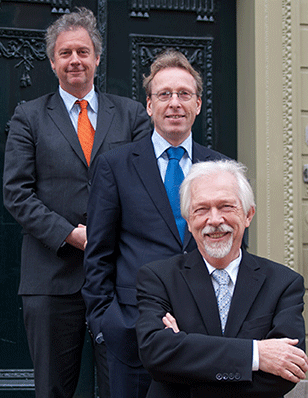 Het College van Bestuur (vlnr): prof. dr. Elmer Sterken (rector magnificus), drs. Jan de Jeu (vice voorzitter), prof. dr. Sibrand Poppema (voorzitter)