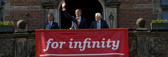 His Majesty King Willem-Alexander on the balcony of the Academy building