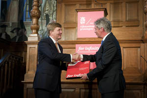 His Majesty King Willem-Alexander and Rector Magnificus Elmer Sterken