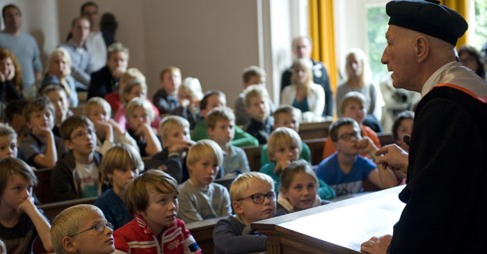 Wubbo Ockels geeft college aan de Kinderuniversiteit. Foto: Reyer Boxem