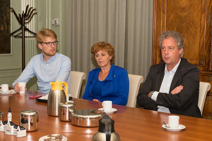 Niels Westra, Tienke Koning en Elmer Sterken presenteren de sponsorovereenkomst.