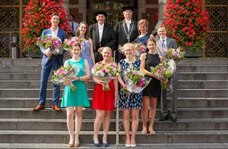 De winnaars van de GUF-100 prijzen zijn: Rozanne Spijkerboer (FRW), Suzanne Hazenberg (LET), Merel Semeijn (FIL), Joost Koehoorn (FWN), Thijmen Calis (FEB), Christina Reuter (GMW), Eelco Glas (GGW), Nikki Heisterkamp (LAW), Wilma Potze (FMW) Foto: Gerhard Taatgen