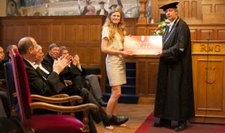 Dr. Namkje Koudenburg ontvangt de Wierenga-Rengerink PhD prijs voor het beste proefschrift uit handen van Rector Magnificus Elmer Sterken. Foto: Gerhard Taatgen