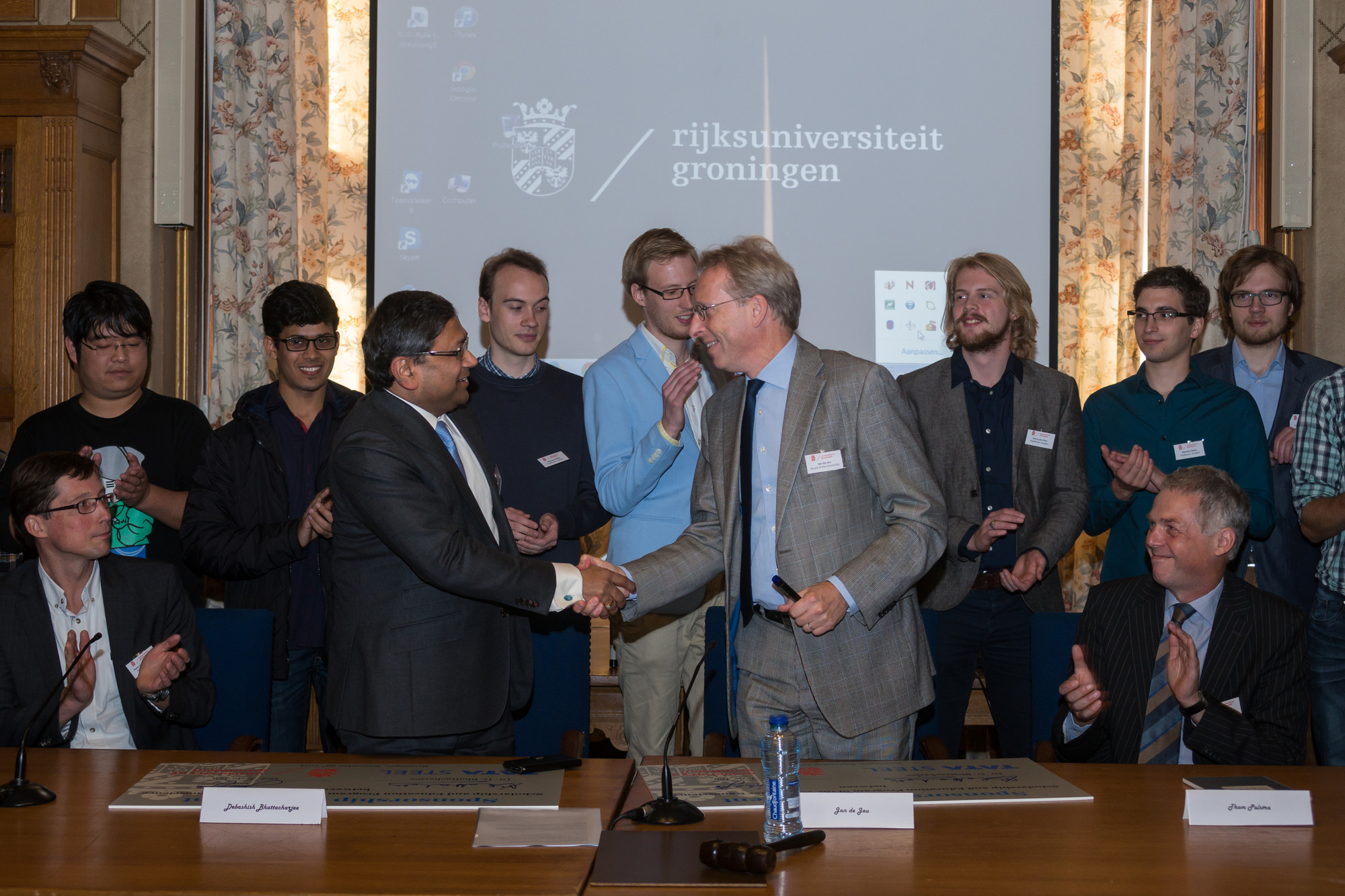 Tata Steel en de RUG wensen elkaar succes met de samenwerkingCongratulations