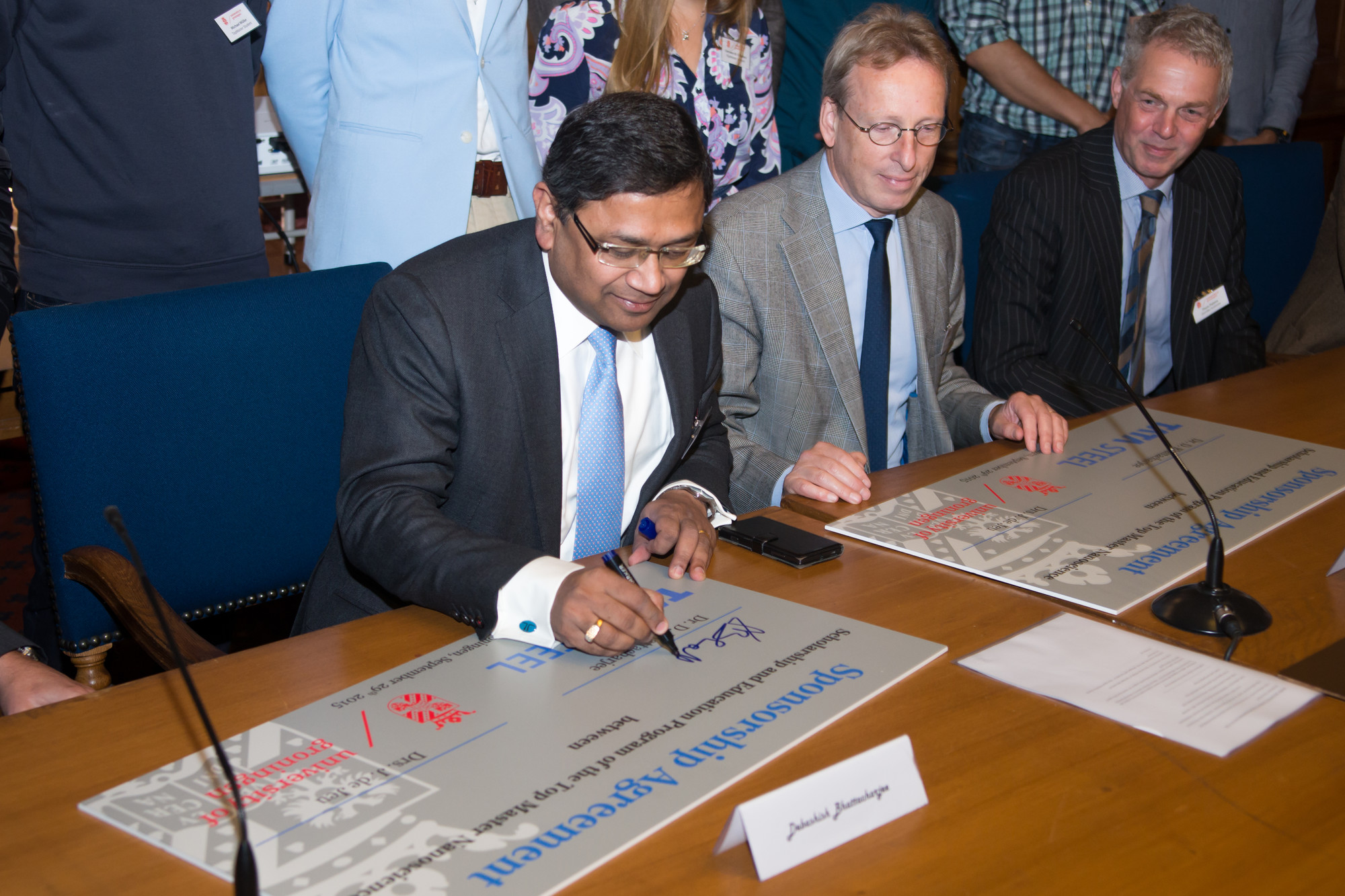 Dr. D. Bhattacharjee van Tata Steel zet zijn handtekening