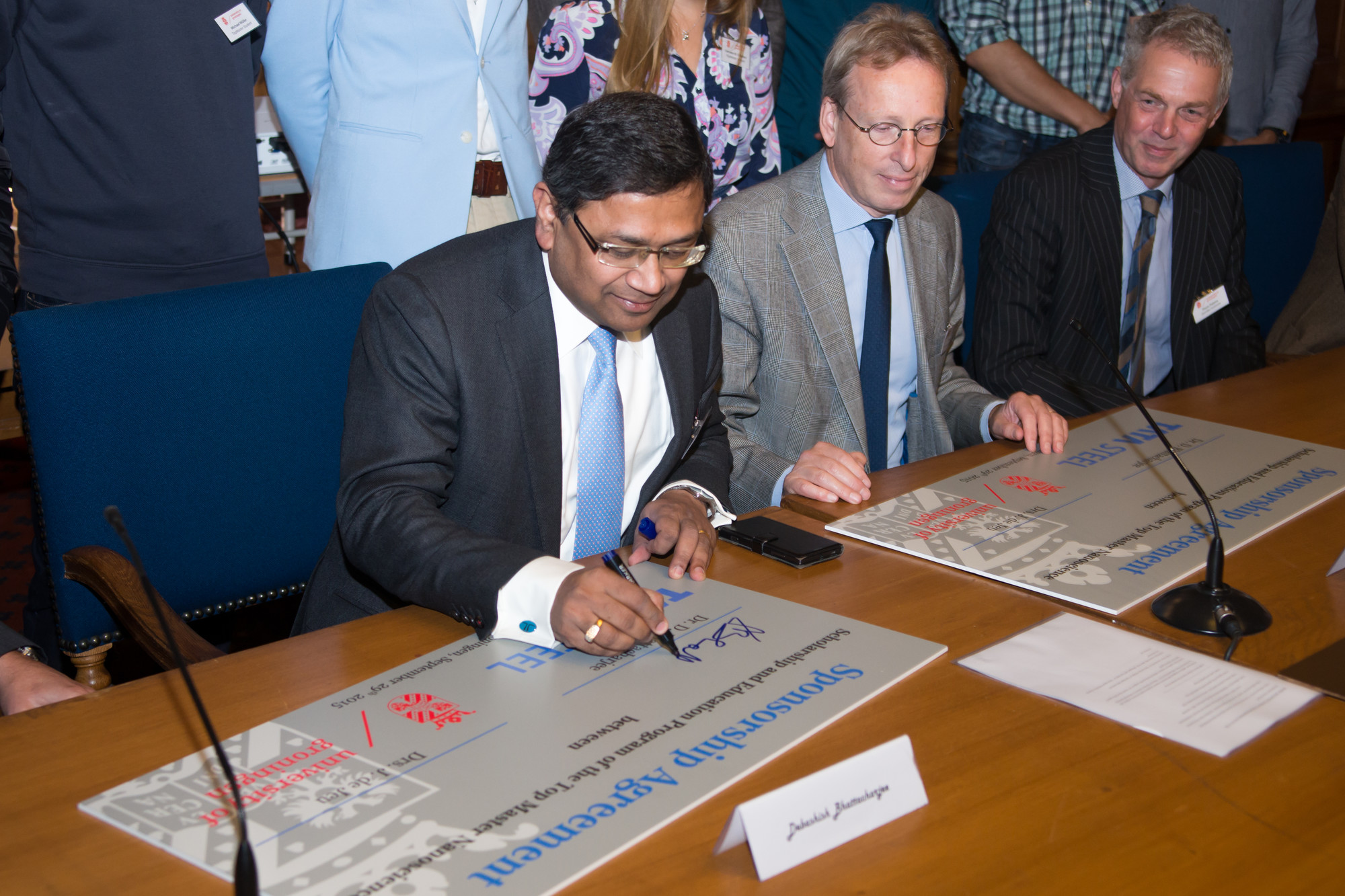 Dr. D. Bhattacharjee van Tata Steel zet zijn handtekeningDr. D. Bhattacharjee from Tata Steel puts his signature