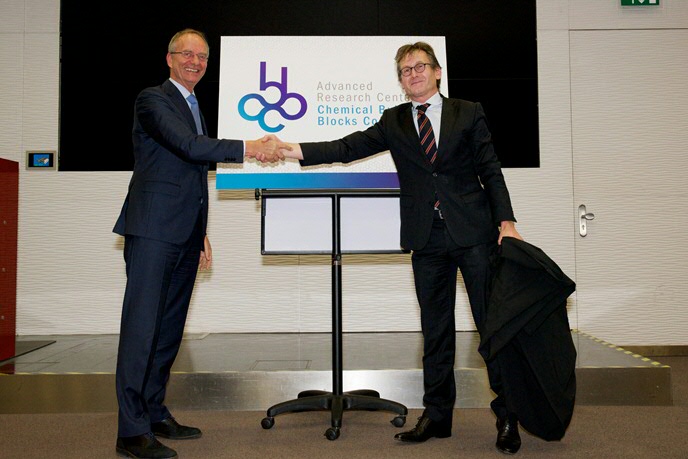 Minister of Economic Affairs Henk Kamp and prof Ben Feringa