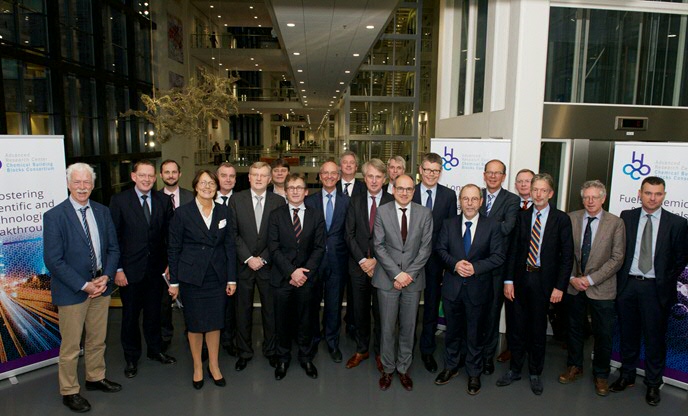 Representatives of AkzoNobel, Shell, BASF, the Ministry of Economic Affairs, the Chemistry top sector, NWO and the universities of Utrecht, Eindhoven and Groningen