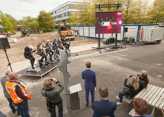 Door gezamenlijk op de hometrainer energie te produceren, verschijnt uiteindelijk een afbeelding van het gebouw van de Energy Academy Europe op een groot scherm. Foto: Gerhard TaatgenBy biking, enough electricity was generated in order to load the image of the new building on a large screen. Photo: Gerhard Taatgen