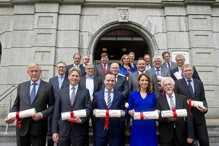 Groep aanwezig bij het ondertekenen van de overeenkomst