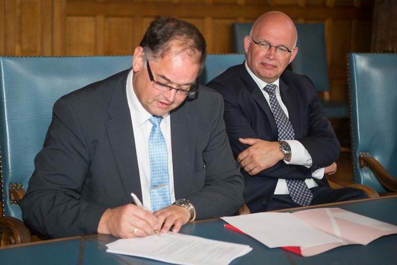 Finance Director of Avebe Ed Kraaijenzank signs the agreement. On his left side is Henk Staghouwer, deputy of the province of Groningen