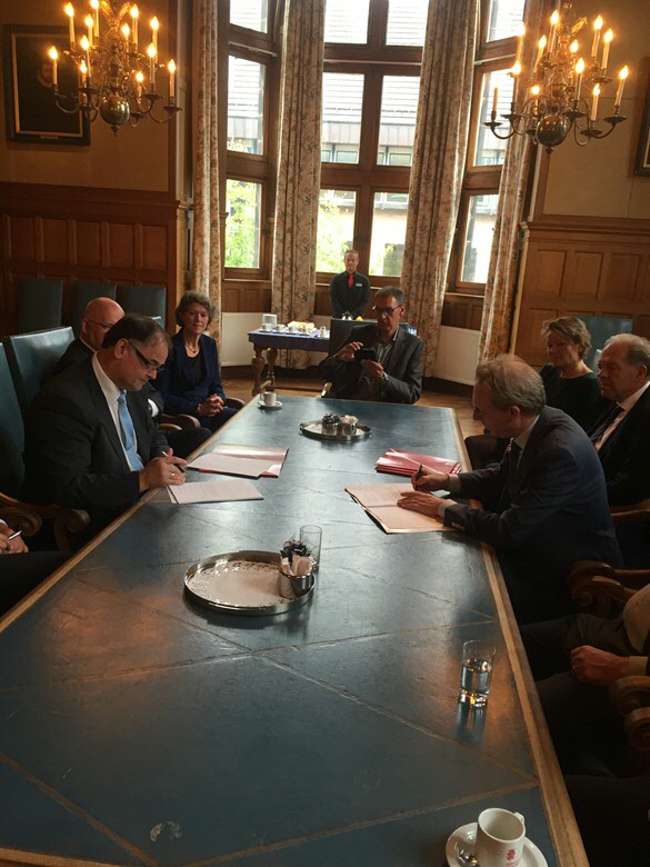 Vice president of UG Jan de Jeu and Finance Director of Avebe Ed Kraaijenzank sign the agreement