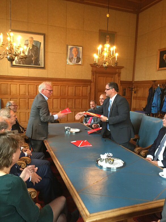 Directeur RUG Houdstermaatschappij Marnix Pool en Financieel directeur Avebe Ed Kraaijenzank feliciteren elkaar met de samenwerkingsovereenkomst.Marnix Pool from Triade and Finance Director of Avebe Ed Kraaijenzank congratulate on the agreement