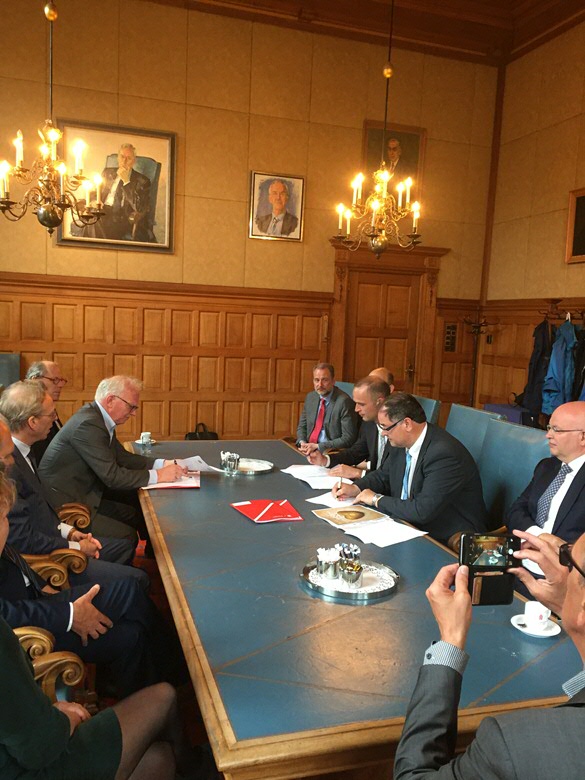 Marnix Pool from Triade and Finance Director of Avebe Ed Kraaijenzank sign the agreement