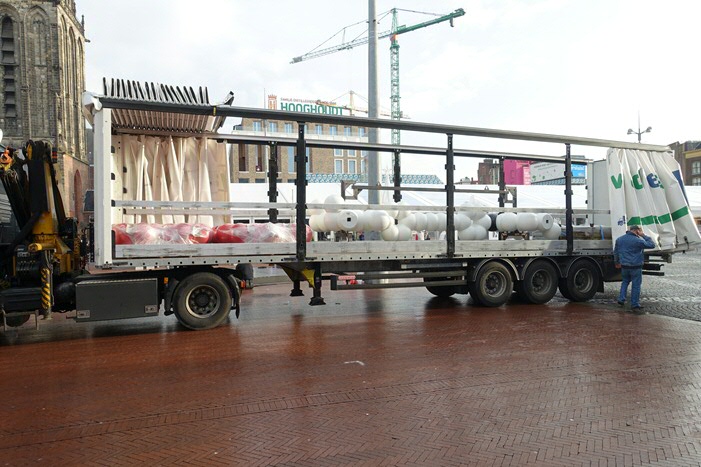 De oplevering van de nanocar op de Grote MarktNanocar on Grote Markt