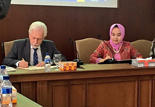 Prof. Poppema and Prof. Karnawati signing the MoU renewal between the two universities