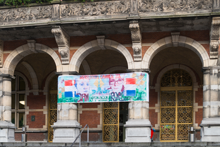 Spandoek voor het WK op de gevel van het Academiegebouw