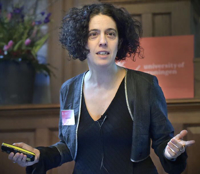 Dr. Malvina Nissim tijdens haar college