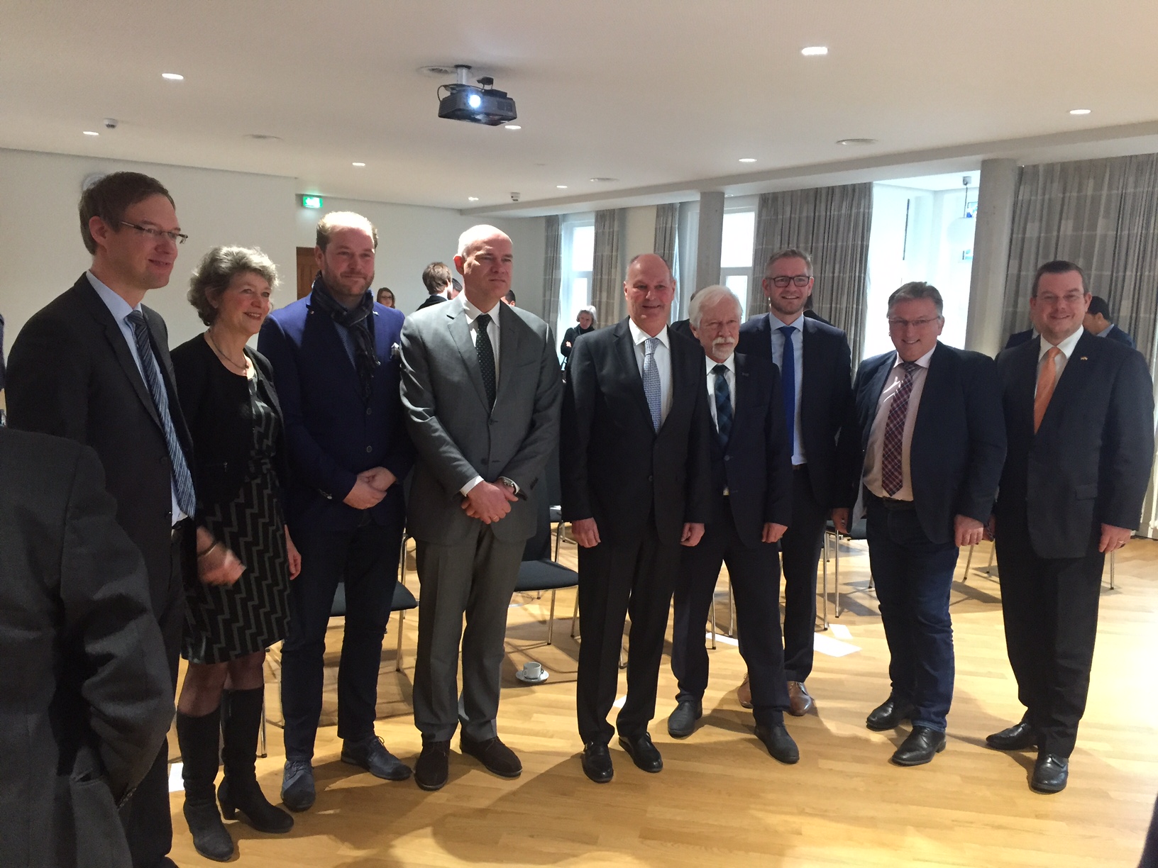 Vlnr: Hermann Wocken (burgemeester Dörpen), Annemieke Galema (R&V RUG), Peter van Kampen (UGNWG), Karel Groen (EDR), Harald Orfgen (UGNWG), Sibrand Poppema, Mathias Bitter (Marien Hospital), Paul Bloem (Meyer Werft), Jan Peter Bechtluft (burgemeester Papenburg)