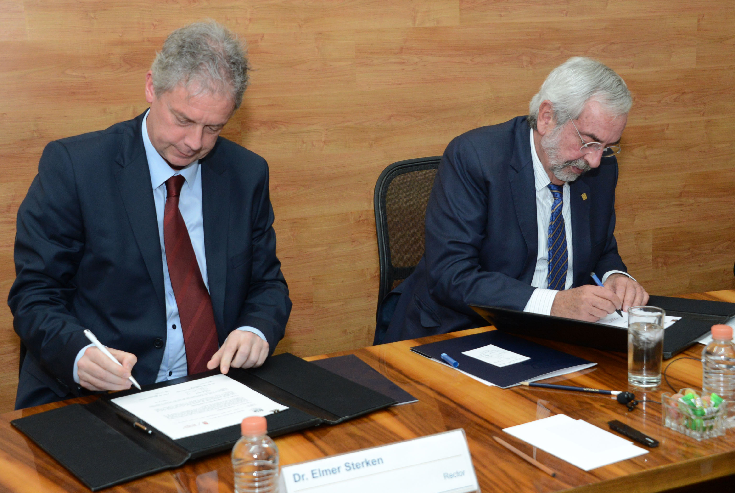 Rector Elmer Sterken en rector Enrique Graue van UNAM. Copyright Universidad Nacional Autónoma de MéxicoRector Elmer Sterken of UG and rector Enrique Graue of UNAM sign the agreement. Copyright Universidad Nacional Autónoma de México