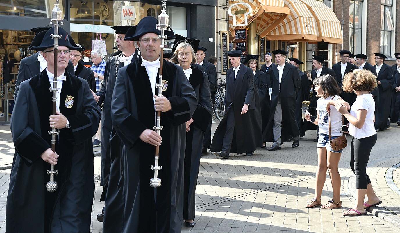 Het cortège onderweg naar de MartinikerkThe cortège on their way to the Martini church