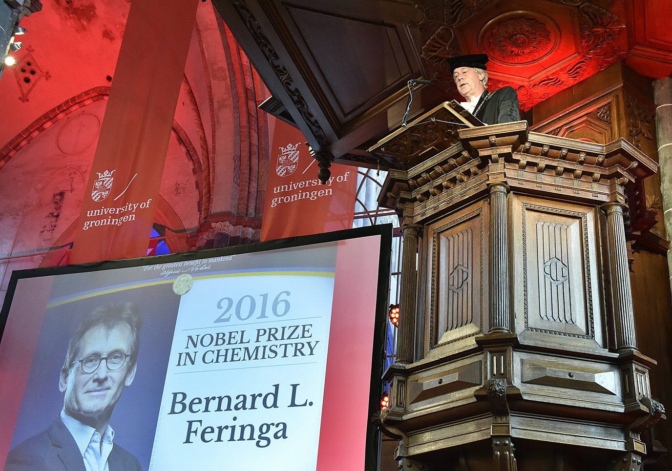 Rector Magnificus Elmer Sterken introduceert Nobelprijswinnaar prof. dr. Ben FeringaRector Elmer Sterken introduces Nobel laureate prof. dr. Ben Feringa