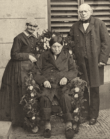 Geert Adriaans Boomgaard on his 100th birthday with his sister (98) and brother (96). Photo from Groninger Archieven. Edited by Dirk Fennema