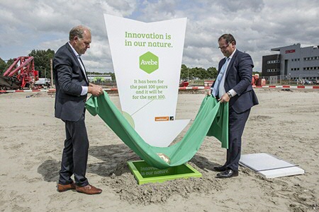 Hans Hoekman, voorzitter rvc Avebe en Ed Kraaijenzank, CFO van Avebe geven het officiële startsein voor de bouw van het innovatiecentrum