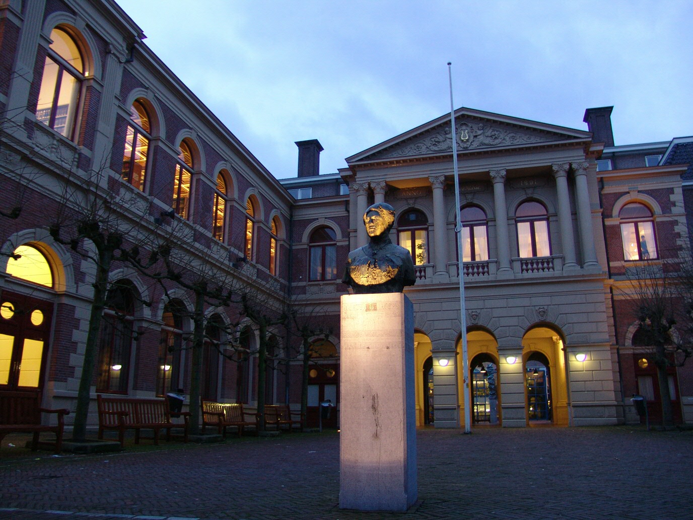 Standbeeld Aletta Jacobs Harmoniegebouw