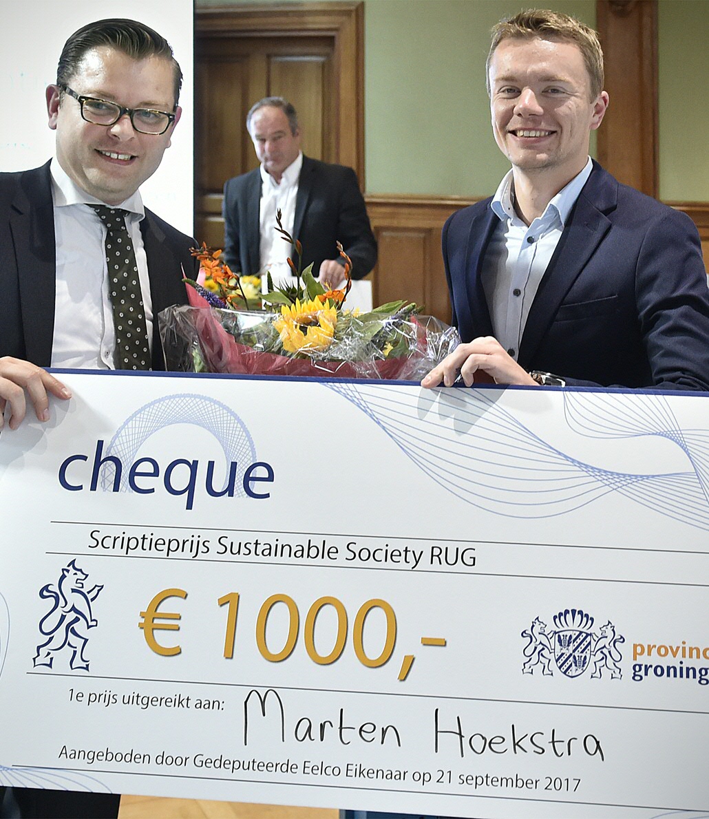 Eelco Eikenaar met winnaars Scriptieprijs (foto: Elmer Spaargaren)