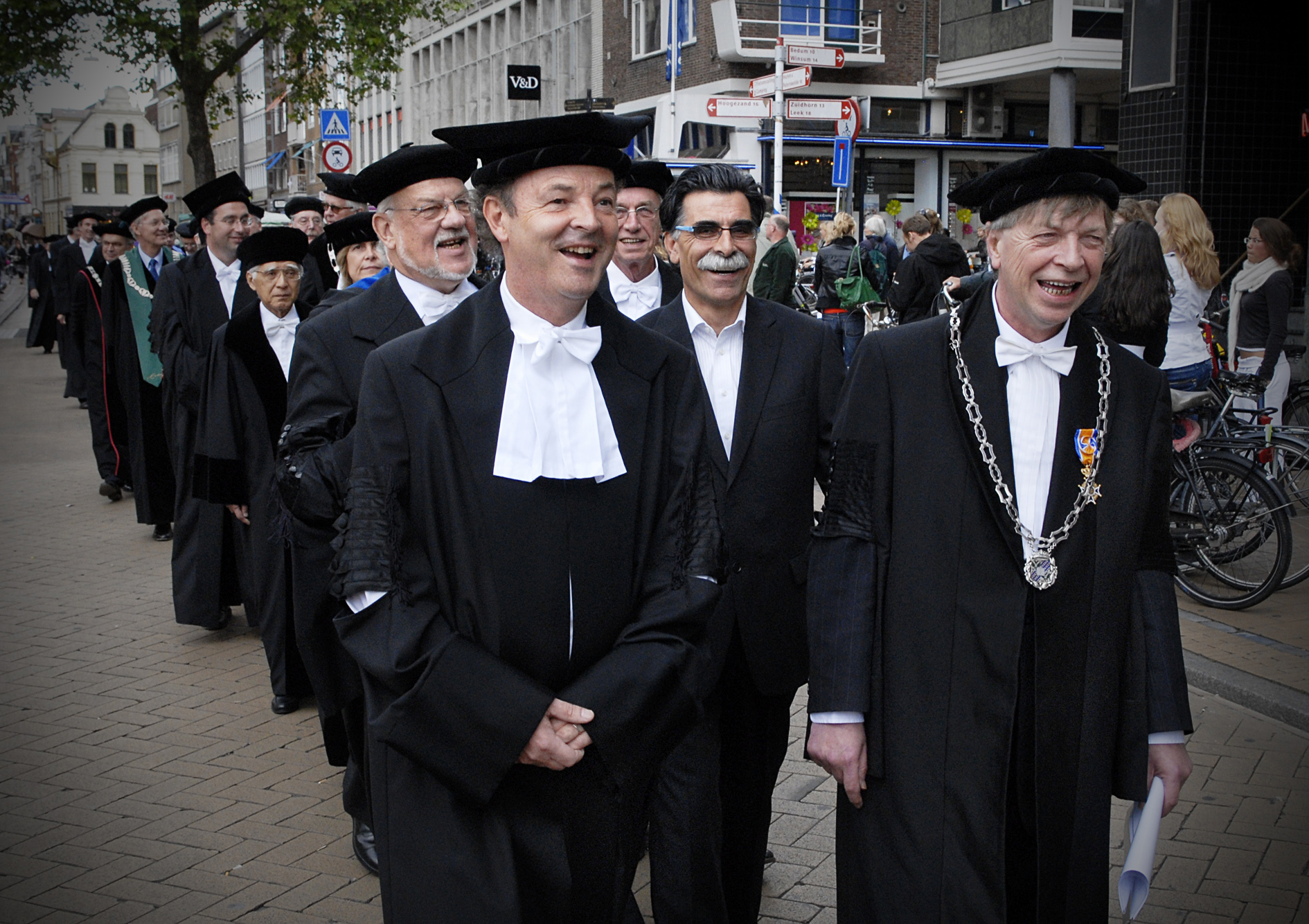 Hoogleraren in cortège door de stad op weg naar de uitreiking van het eredoctoraat aan Kader Abdolah in 2009The procession of professors en route to Kader Abdolah's honorary degree ceremony