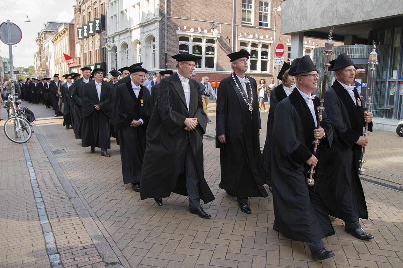 Cortège op weg naar de Martinikerk