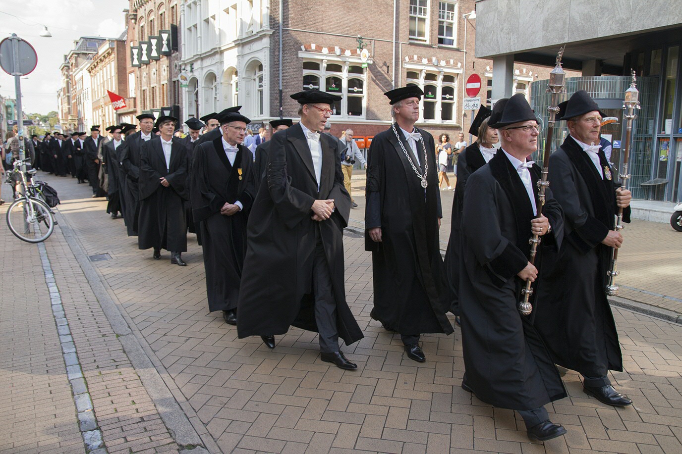 Cortège op weg naar de Martinikerkcortège on its way to the Martinikerk