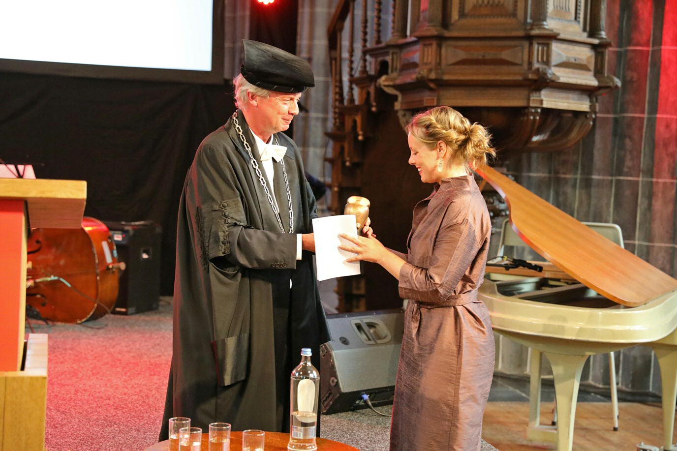 Rector Magnificus Elmer Sterken en Alumnus van het jaar Merel Rumping
