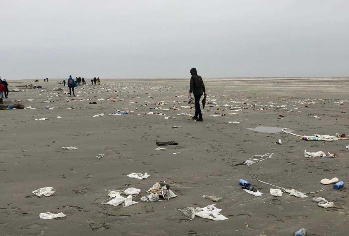 RUG onderzoekt plasticvervuiling containerramp op Schiermonnikoog