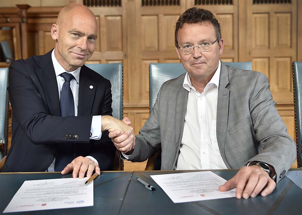 Signing the letter of intent by prof. dr. Patrick Verkooijen and prof. dr. Jouke de Vries