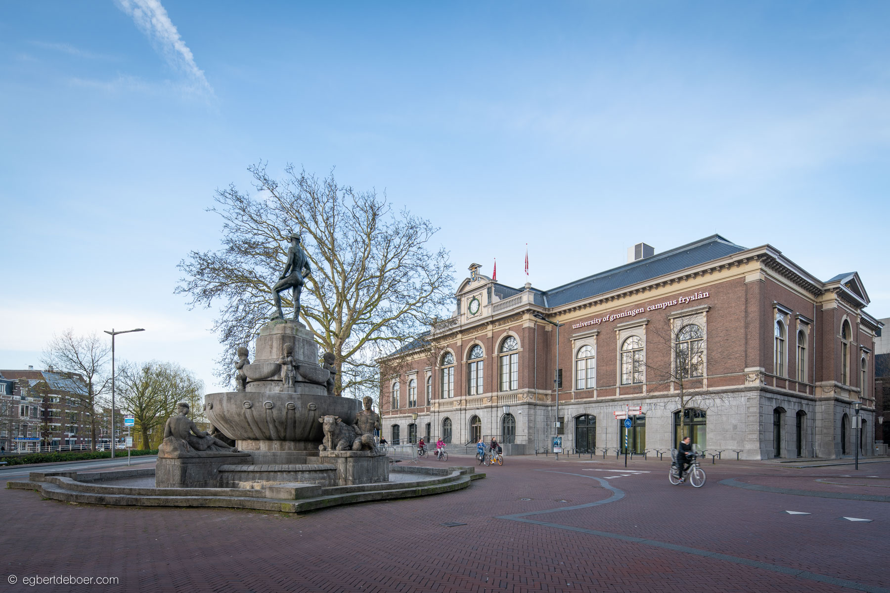 Het gebouw van buiten (Foto: egbertdeboer.com)The building from the outside (Photo: egbertdeboer.com)