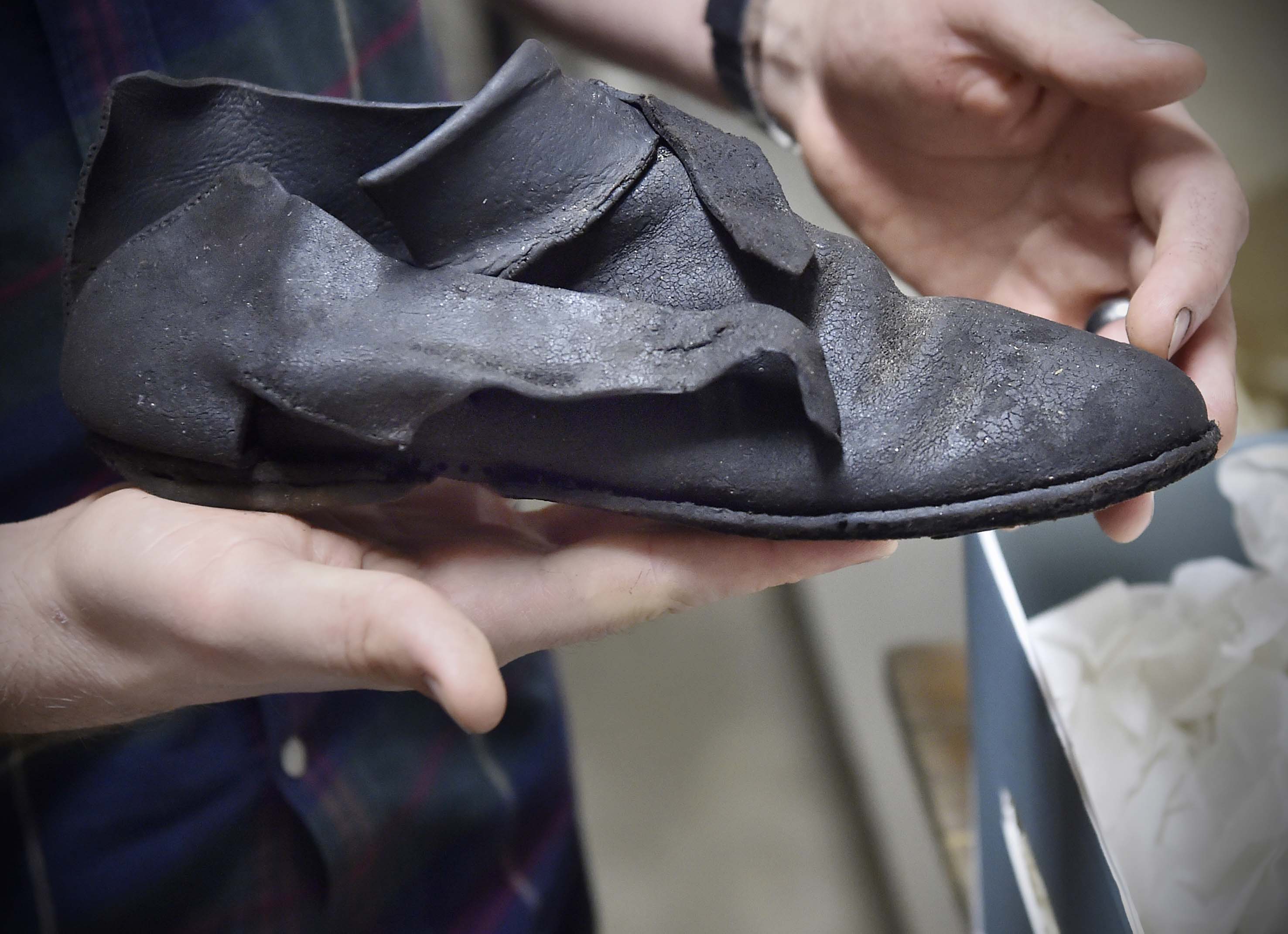 Zo’n dertig schoenen hebben de archeologen gevonden. De gesp ontbreekt bij deze, maar de hak is wel zichtbaar. Handig voor meer grip bij het klimmen in het want.The archaeologists found about 30 shoes. In this picture, the buckle is gone, but the heel is still visible. The sailors must have found this useful when they climbed the rigging.